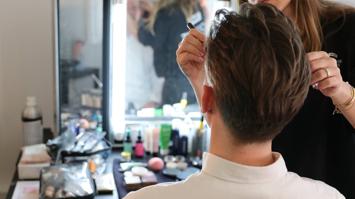 Every single hair and brow must be in place before the participants can be sent in front of the cameras. Photo: Sebastian Skousgaard, AU Health.