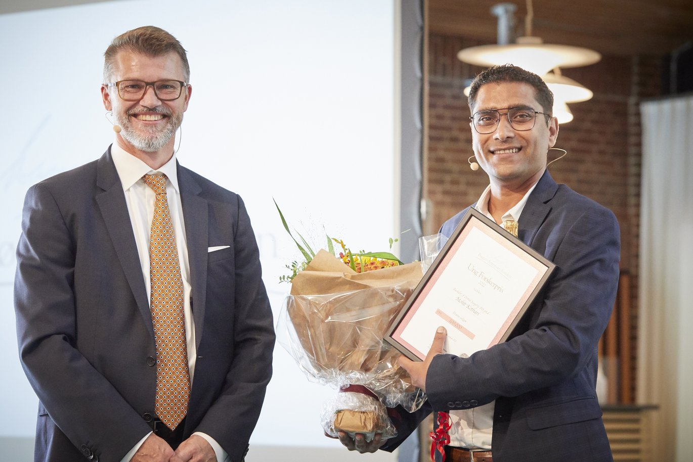 Claus Bagger-Sørensen, Chair of the Foundation board (left), and Mohit Kothari, winner of the Young Researcher Award, at the award ceremony in Vejle on 30 August 2022. 