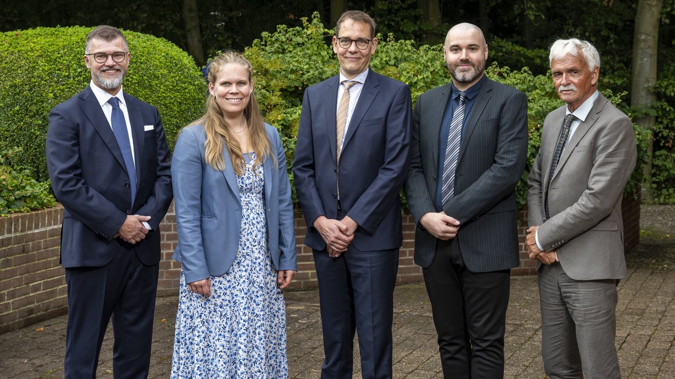 Ung Forskerprisen, ledsaget af en pengepræmie på 100.000 DKK, blev overrakt ved Bagger-Sørensen Fondens årlige prisuddeling på Munkebjerg Hotel i Vejle den 24. september 2024. På fotoet ses fra venstre Claus Bagger-Sørensen, Anna Korsgaard Berg, Ni Ung Forskerprisen, ledsaget af en pengepræmie på 100.000 DKK, blev overrakt ved Bagger-Sørensen Fondens årlige prisuddeling på Munkebjerg Hotel i Vejle den 24. september 2024. På fotoet ses fra venstre Claus Bagger-Sørensen, Anna Korsgaard Berg, Niels Jessen, Ruben Pauwels og Søren Dalgaard.