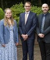 Ung Forskerprisen, ledsaget af en pengepræmie på 100.000 DKK, blev overrakt ved Bagger-Sørensen Fondens årlige prisuddeling på Munkebjerg Hotel i Vejle den 24. september 2024. På fotoet ses fra venstre Claus Bagger-Sørensen, Anna Korsgaard Berg, Niels Jessen, Ruben Pauwels og Søren Dalgaard.