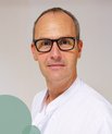 Bas de Groot pendler jævnligt fra Holland til Aarhus for at passe sin professorstilling ved Center for Akutforskning på Aarhus Universitet. 