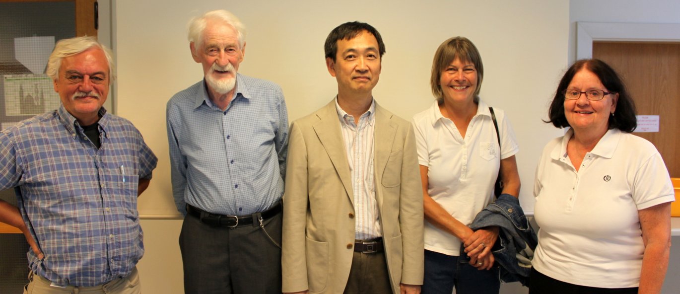 [Translate to English:] Den 94-årige professor Jens Chr. Skou ønskede forskerteamet tillykke med det nye resultat, da professor Toyoshima fra Tokyo Universitet gav foredrag på Skous gamle institut den 23. august 2013. På billedet ses fra venstre Flemming Cornelius, Jens Chr.