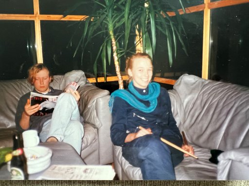Ungdomsbillede af Nete Herskind Ramlau-Hansen siddende i en sofa i Puk Studiet
