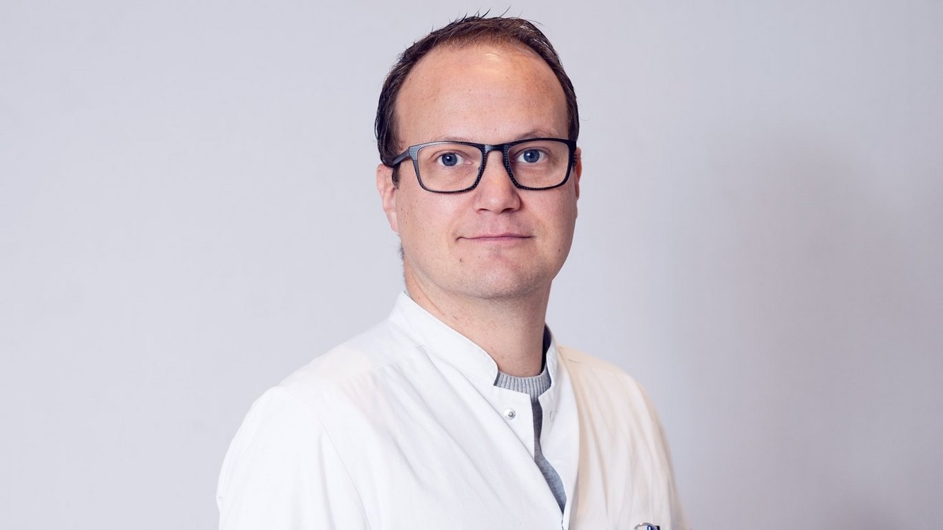 Páll Karlsson er udover sin stilling på Institut for Klinisk Medicin ansat ved Dansk Smerteforskningscenter, Steno Diabetes Center Aarhus og Center for Molekylær Morfologi, sektion for Stereologi og Mikroskopi.