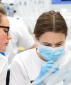 Billedet viser to kvindelige studerende ved en dental unit i universitetsklinikken