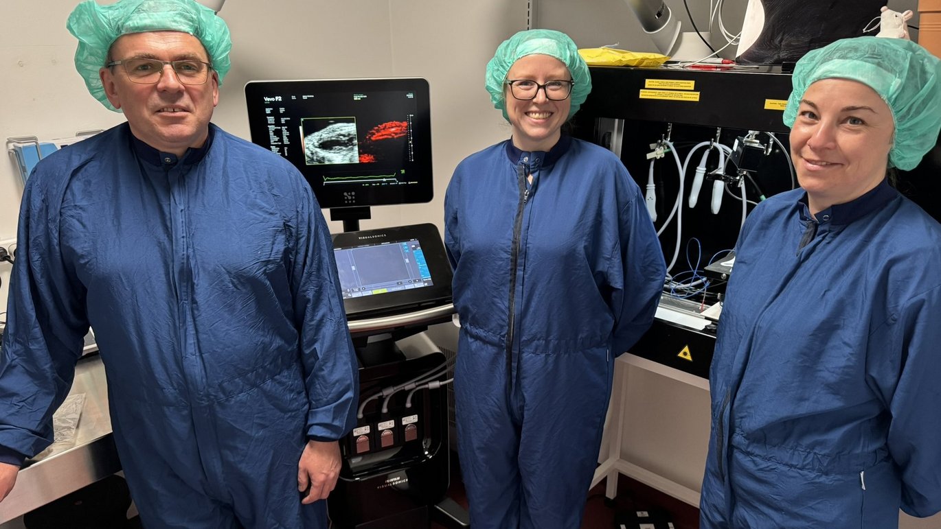 Vevo F2 LAZR-X bliver tilgængelig for både forskere på og uden for Aarhus Universitet gennem Phenotyping Core Facility på Institut for Biomedicin. På billedet: Vladimir Matchkov, Tina Myhre Pedersen og Mette Richner. Vevo F2 LAZR-X bliver tilgængelig for både forskere på og uden for Aarhus Universitet gennem Phenotyping Core Facility på Institut for Biomedicin. På billedet: Vladimir Matchkov, Tina Myhre Pedersen og Mette Richner.