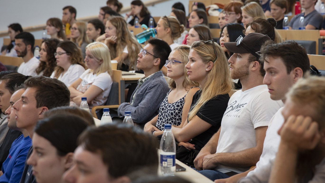 Billedet viser et auditorium fuld af studerende