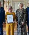 Annette de Thurah modtog prisen på Fredensborg Slot. På billedet ses desuden formand for Gigtforeningens bestyrelse Martin Bøge Mikkelsen, Gigtforeningens direktør Mette Bryde Lind og næstformanden for Gigtforeningens forskningsråd, professor Anders Odgaard.