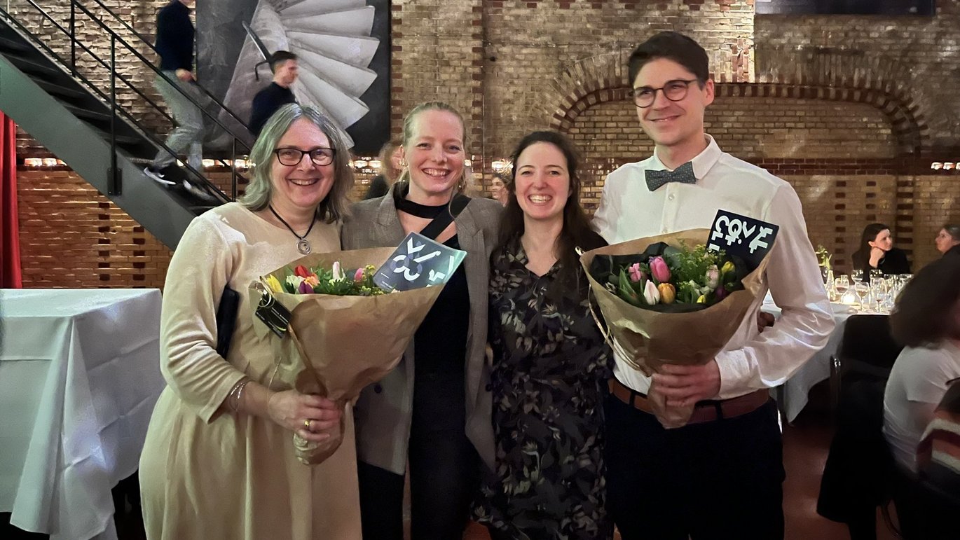 Stine Sofia Korreman (til venstre) fejrede modtagelsen af JCD-prisen til fakultetets årlige PhD Day sammen med tre af sine ph.d.-studerende. Emma Skarsø Buhl, Nadine Vatterodt og Mathis Ersted Rasmussen. Sidstnævnte deltog desuden i årets Fogh-Nielsen-konkurrence, hvor han kom på en delt andenplads.
