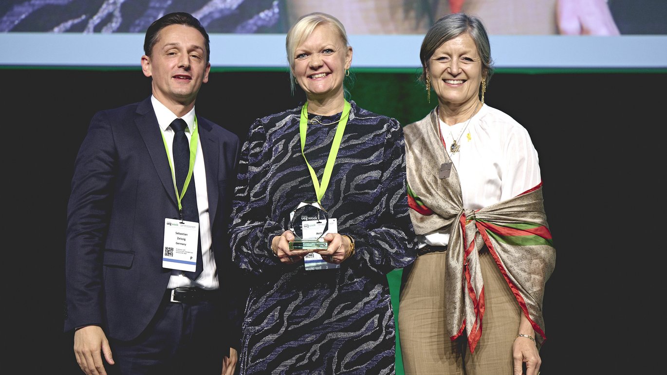 Mette Julsgaard fik overrakt The Rising Star-forskningsprisen ved den årlige konference ’United European Gastroenterology Week’ i Wien i Østrig den 14. oktober 2024. 