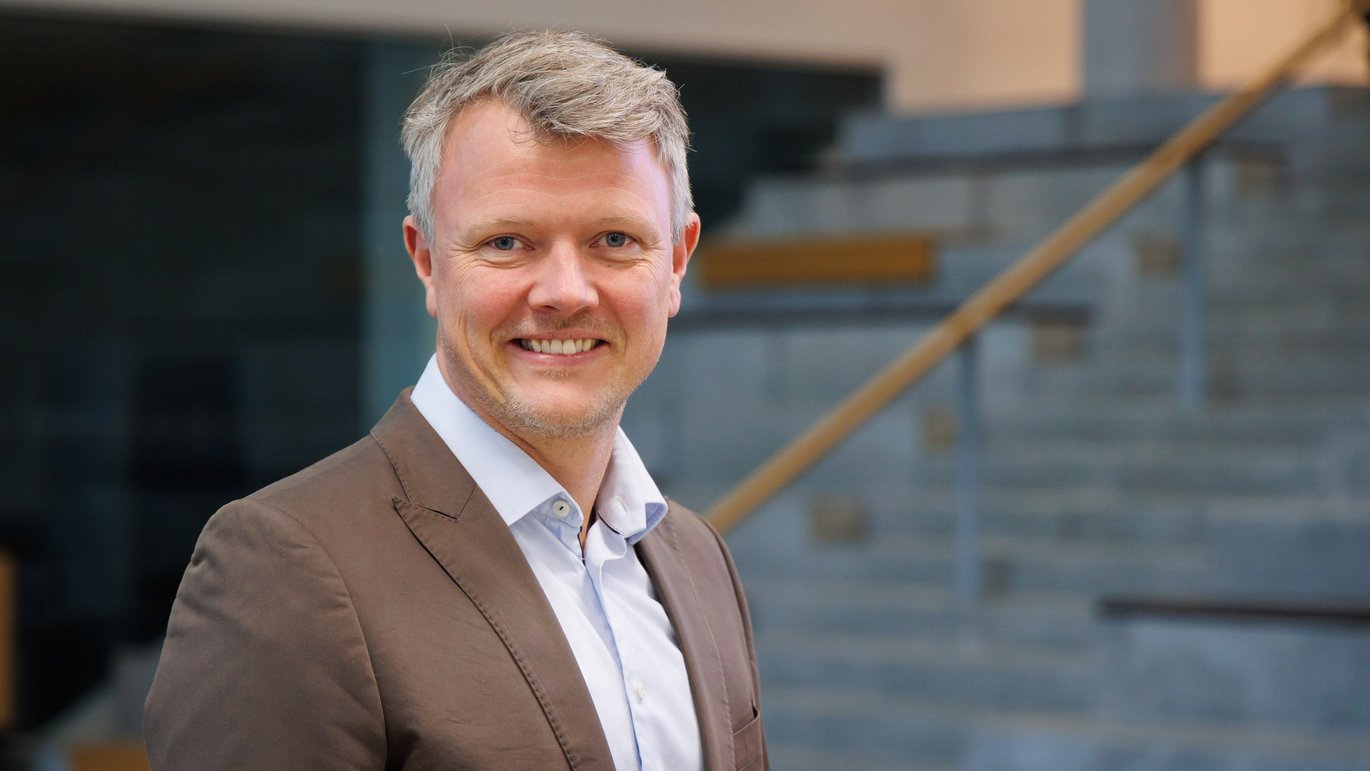 Simon Winther står i spidsen for projektet ’Nordic Collaboration on AI and Cardiac Imaging’, der skal udvikle offentligt tilgængelige AI-modeller til analyse af hjerte-CT-scanninger. 