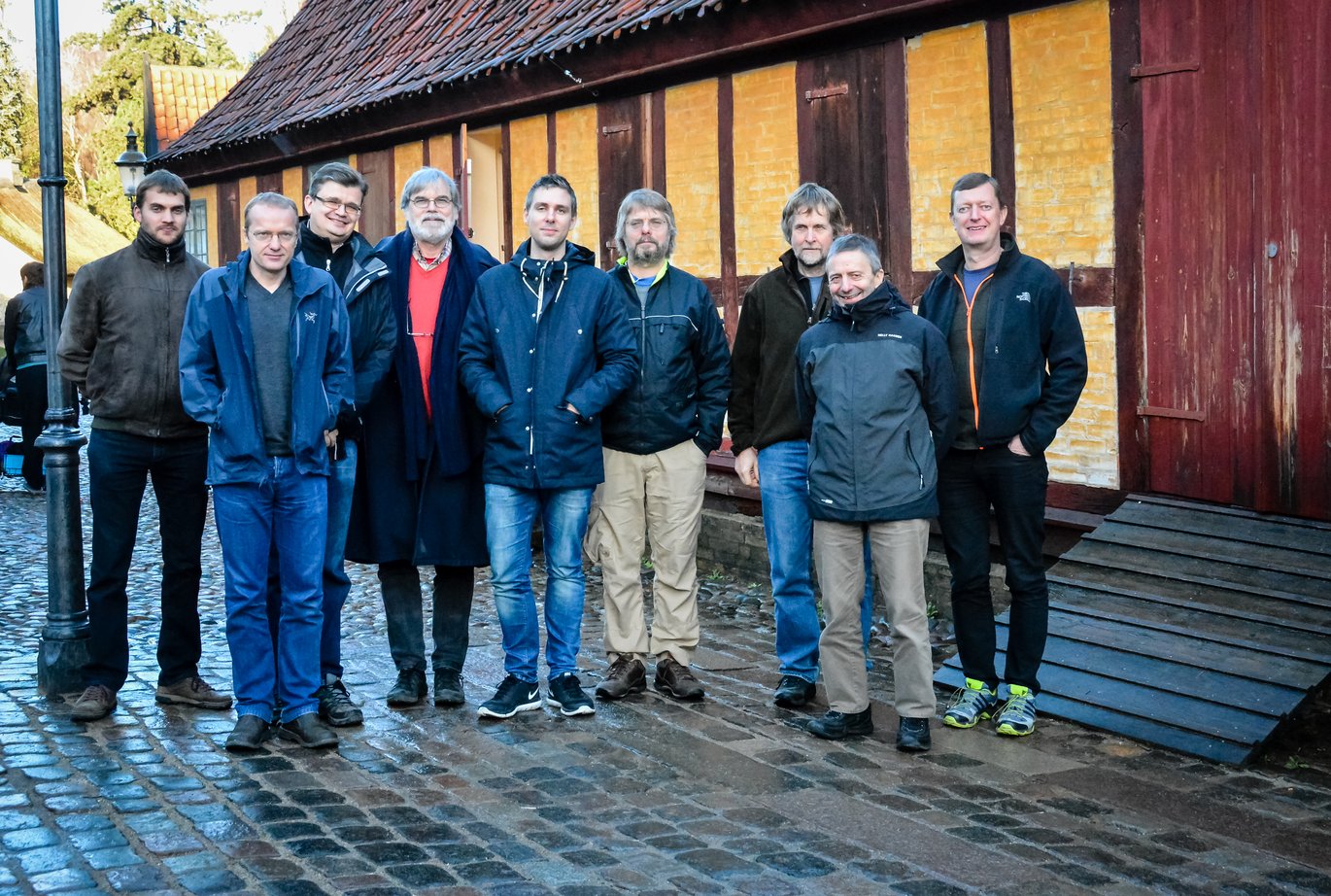 [Translate to English:] De ni kursusdeltagere samlet til workshop i Den Gamle By i Aarhus. Foto: Mads Ronald Dahl.