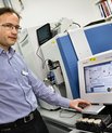 Lektor Johan Palmfeldt ved det nye massespektrometer, som bruges til avancerede proteinanalyser (Foto: Tonny Foghmar, Aarhus Universitetshospital).