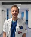 Rolf Blauenfeldt er uddannet læge fra Aarhus Universitet og har sideløbende med sin uddannelse til speciallæge og senere som ph.d.-studerende været engageret i flere forskningsprojekter.