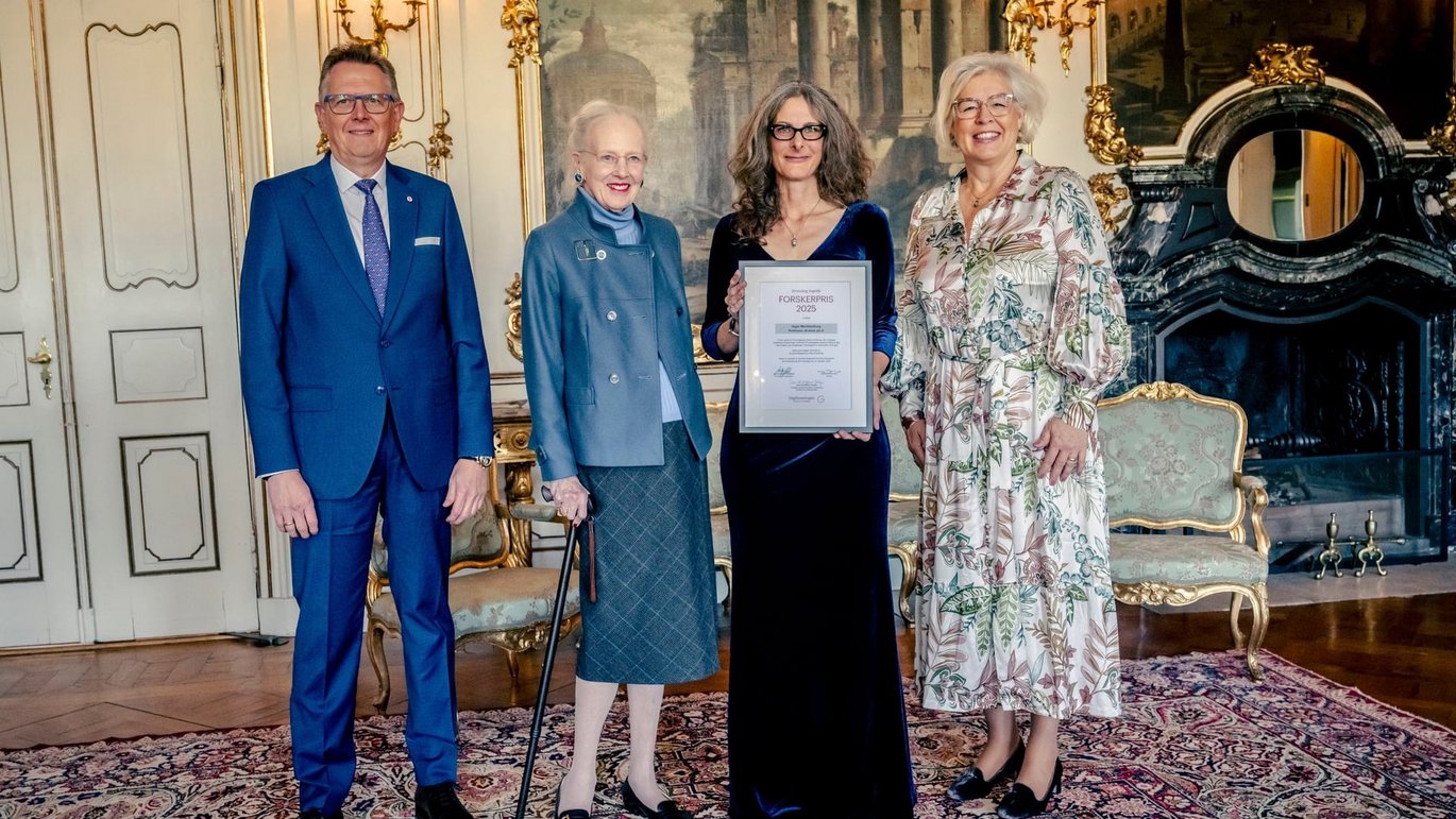 Dronning Ingrids Forskerpris blev i dag overrakt af Gigtforeningens protektor H.M. Dronning Margrethe til professor Inger Mechlenburg. Til venstre for Dronningen er det Gigtforeningens formand, Martin Bøge Mikkelsen, og til højre for Inger Mechlenburg står Gigtforeningens direktør, Mette Bryde Lind.