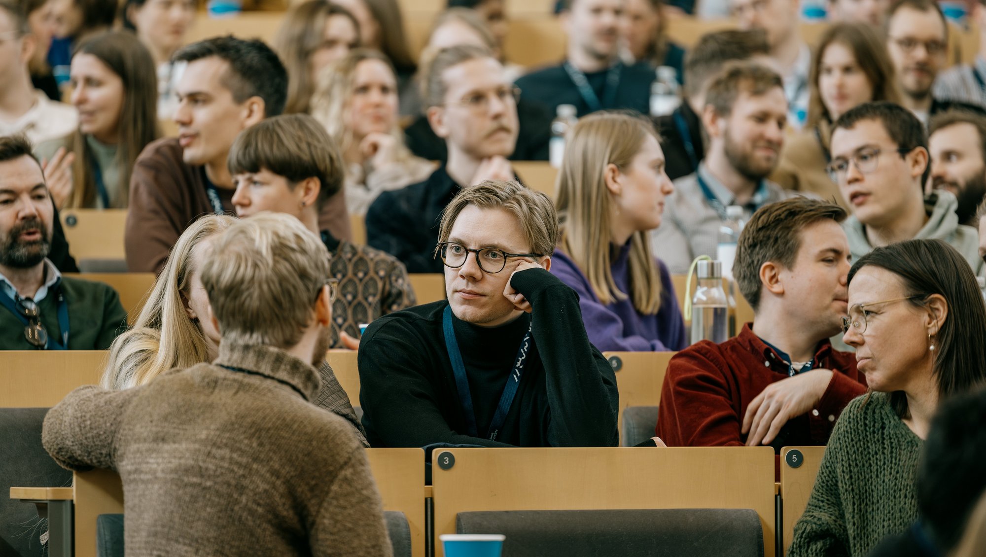 There is an eager discussion in the hall. Photo: Jens Hartmann Schmidt, AU Photo.