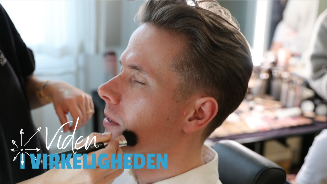 Simon Mark Dahl Baunwall fra Institut for Klinisk Medicin sidder i sminken inden generalprøven til Forskerfesten 2024. Simon Mark Dahl Baunwall fra Institut for Klinisk Medicin sidder i sminken inden generalprøven til Forskerfesten 2024.