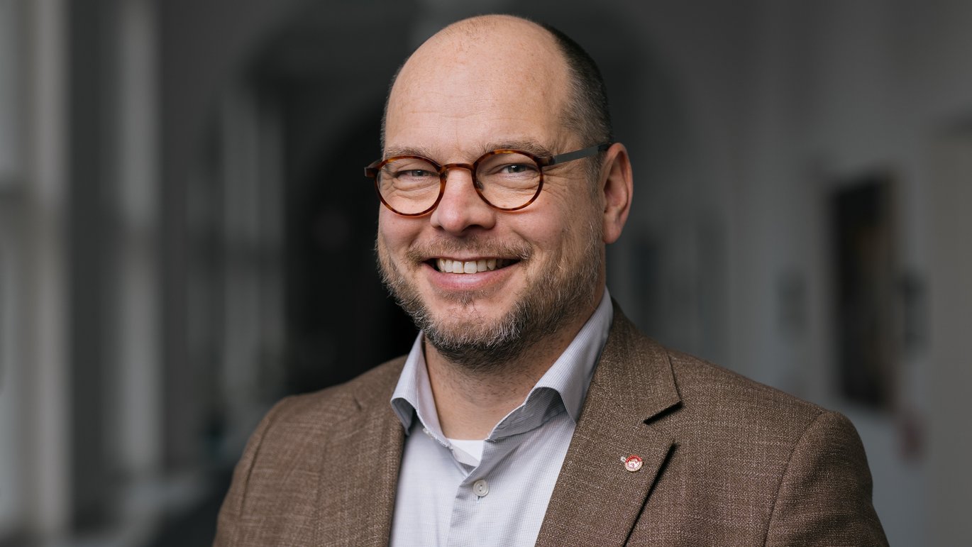 Jeppe Lange er ny klinisk professor i ortopædkirurgi på Institut for Klinisk Medicin og Afdeling for Ortopædkirurgi på Regionshospitalet Horsens og tiltræder stillingen den 1. februar 2026. 