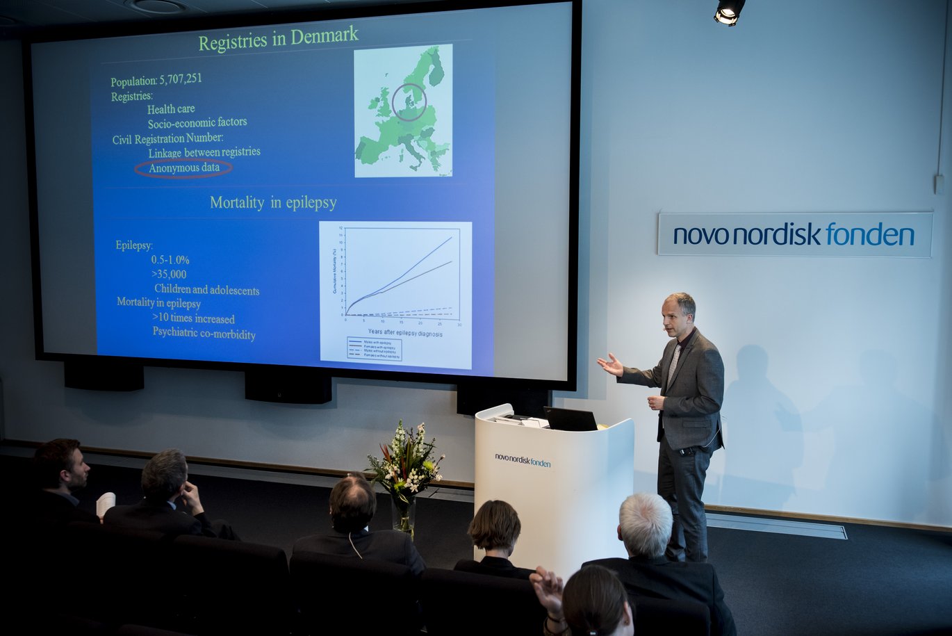 Jakob Christensen taler her ved Fellowship Award Celebration 2016. Den 3. juni forsvarer han sin doktor-afhandling, der er kulminationen af flere års studier af epilepsi. Foto: Jesper Ludvigsen Jakob Christensen taler her ved Fellowship Award Celebration 2016. Den 3. juni forsvarer han sin doktor-afhandling, der er kulminationen af flere års studier af epilepsi. Foto: Jesper Ludvigsen