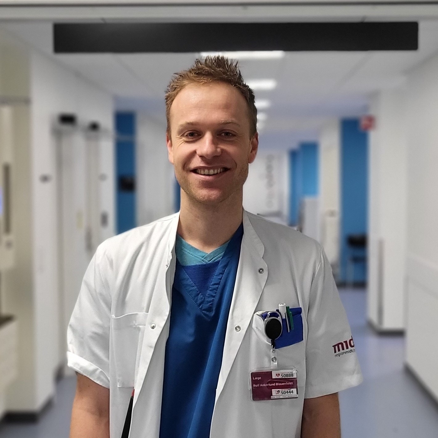 Rolf Blauenfeldt er uddannet læge fra Aarhus Universitet og har sideløbende med sin uddannelse til speciallæge og senere som ph.d.-studerende været engageret i flere forskningsprojekter.