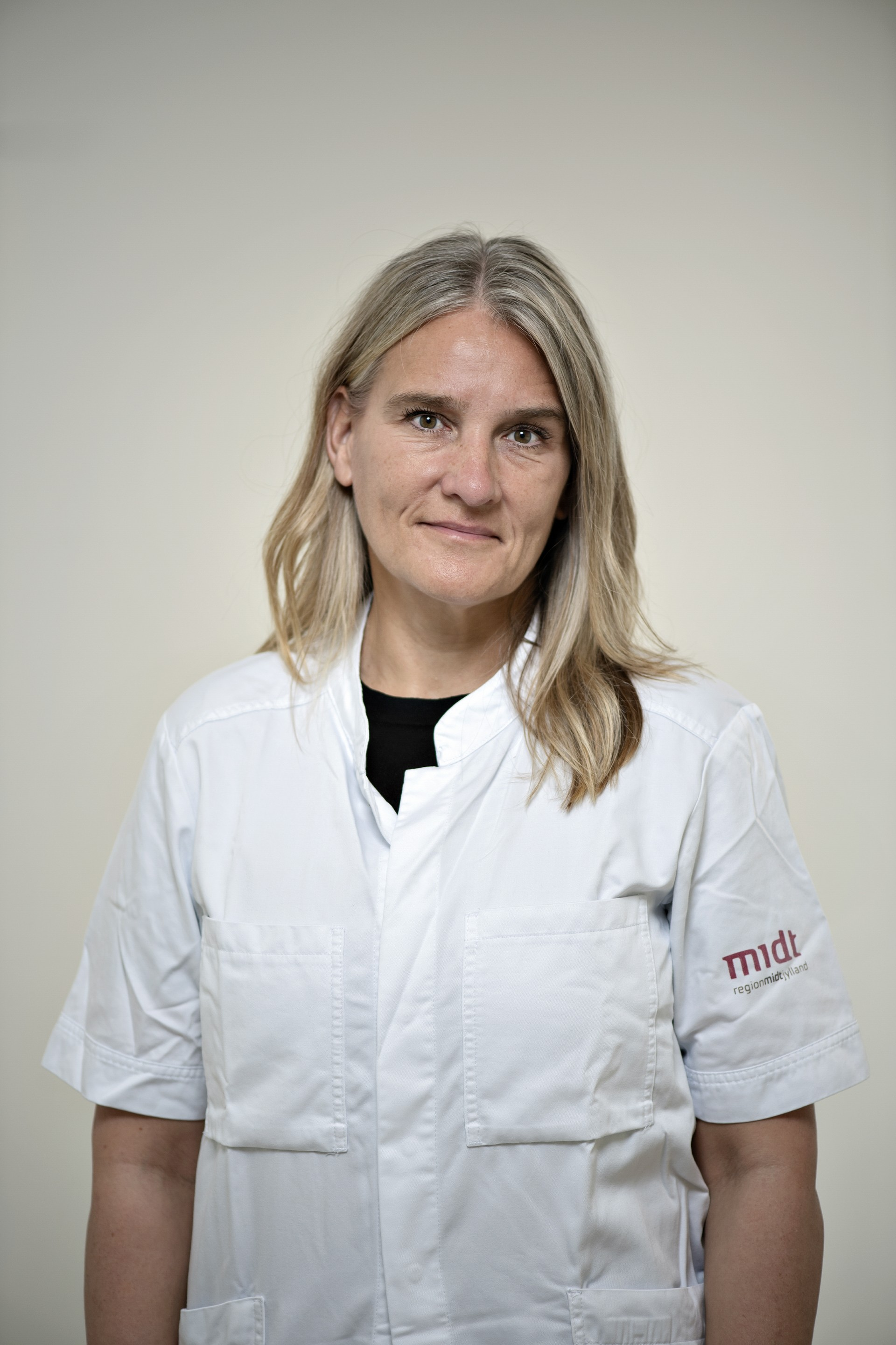 Camilla Kronborg holds a PhD and is a specialist in clinical oncology. She has been a consultant at the Danish Centre for Particle Therapy at Aarhus University Hospital since 2021 and will take up her position as Clinical Professor on 1 September.